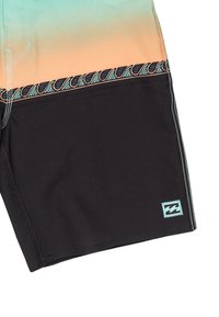 Herre svøm shorts med en ombre gradient fra teal til koral, med sorte accenter, bølgemønster og et lille logo patch.