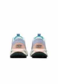 Nike tenisice koje imaju svijetloplavu gornjište, ružičaste akcentne detalje na peti i tamnu gumenu potplat s uzorkom.