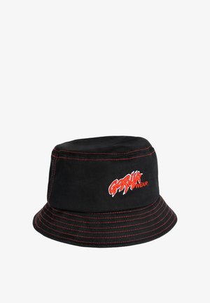 Zwarte emmerhoed met rode stiksels en "Gorilla Wear" logo geborduurd in rood en wit aan de voorkant.