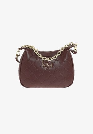 Bolso de mano de cuero marrón oscuro con patrón en relieve, correa de cadena dorada y logo metálico de la marca en el frente, cierre con cremallera en la parte superior.