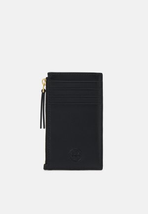Billetera de cuero negro con cinco ranuras para tarjetas, una sección con cremallera y logo en relieve. Textura suave con detalles en dorado.