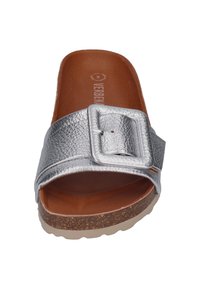 Zilveren leren slidesandaal met een brede band met een grote gesp, een gestructureerd oppervlak en een gevormde tan voetbed met een kurken zool.