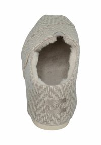 Grau strukturierter Hausschuh mit einem gewebten Design, weichem Innenfutter, runder Form und einem dezenten Logo an der Seite.