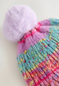Bonnet en tricot avec des motifs multicolores en rose, violet, vert et bleu. Présente un pompon en laine lilas fluffy sur le dessus.