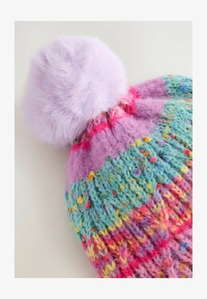 Bonnet en tricot avec des motifs multicolores en rose, violet, vert et bleu. Présente un pompon en laine lilas fluffy sur le dessus.