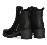 Botas negras hasta el tobillo con parte superior de cuero texturizado, cremalleras laterales y un tacón apilado. Presenta paneles elásticos y un detalle de suela en contraste.