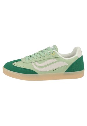 Sneaker low top verde chiaro con punta e tallone verde scuro, design a onda bianco laterale, stringhe verde chiaro e suola in gomma traslucida.