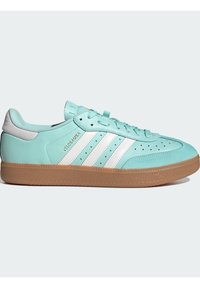 Jasnoniebieskie sneakersy z białymi skórzanymi paskami, perforowanymi detalami i gumową podeszwą. Miękka tekstylna wyściółka i wyściełany język.