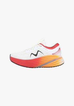 Chaussure de sport blanche avec une semelle épaisse en dégradé rouge et orange, un logo vague noir sur le côté et une doublure intérieure rouge.