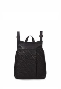 Mochila de cuero negro con patrón trenzado en el frente, correas de hombro ajustables y asa superior, mostrada sobre fondo blanco.