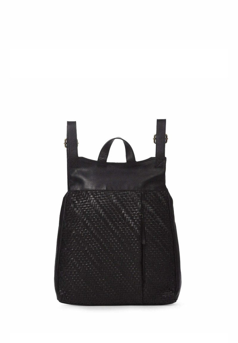 Mochila de cuero negro con patrón trenzado en el frente, correas de hombro ajustables y asa superior, mostrada sobre fondo blanco.