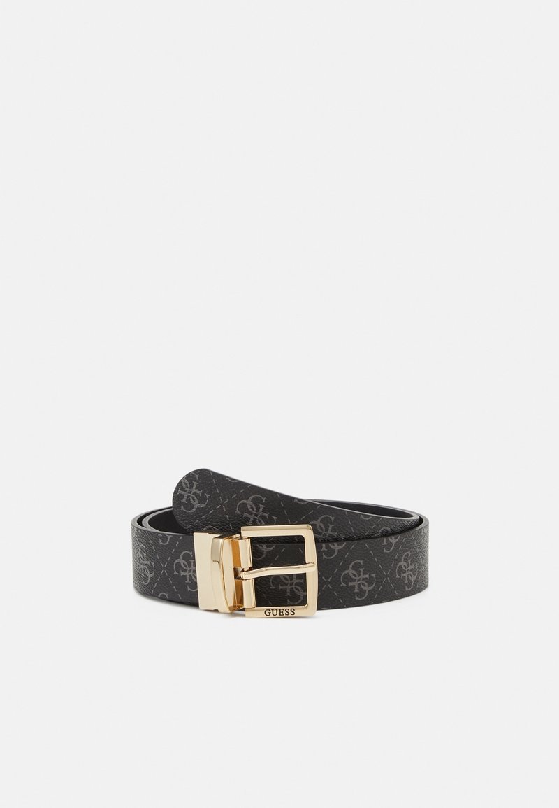 Ceinture en cuir noir avec motif répétitif de logo gris et boucle métallique rectangulaire dorée gravée "GUESS" sur fond blanc.