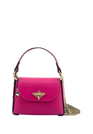 Petit sac à main en cuir rose avec un fermoir en forme d'abeille dorée, une chaîne dorée en bandoulière et un petit porte-bonheur drapeau italien sur la poignée.