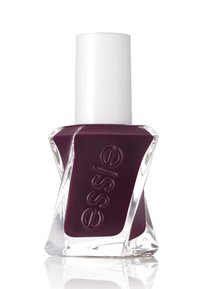 Bouteille de vernis à ongles Essie avec une base en verre géométrique transparente, du vernis violet foncé et un capuchon blanc, avec le nom de la marque en relief sur le côté.