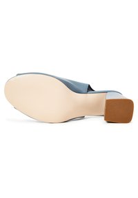 Scarpa slip-on in vernice blu con punta quadrata e tacco basso a blocco. Caratterizzata da una tomaia liscia e una suola in gomma testurizzata.