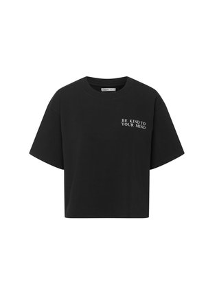 Schwarzes Baumwoll-Crop-T-Shirt mit kurzen Ärmeln, Rundhalsausschnitt und weißem Text "SEI NETT ZU DEINEM GEIST" auf der linken Brustseite.
