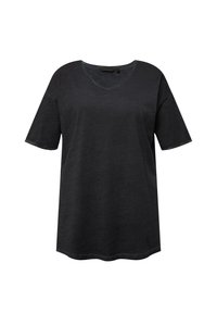 Černé tričko s výstřihem do V a krátkými rukávy, vyrobené z měkké látky, s pohodlným střihem a kontrastním stehem podél výstřihu a rukávů.