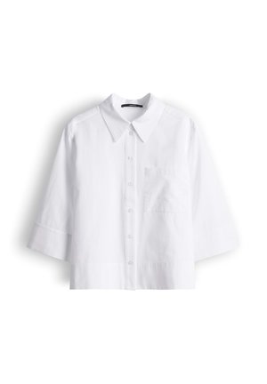 Witte korte mouwen overhemd met knopen, voorzien van een spits kraag en een borstzak, weergegeven op een witte achtergrond.