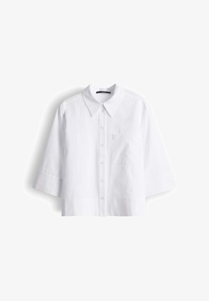 Witte korte mouwen overhemd met knopen, voorzien van een spits kraag en een borstzak, weergegeven op een witte achtergrond.