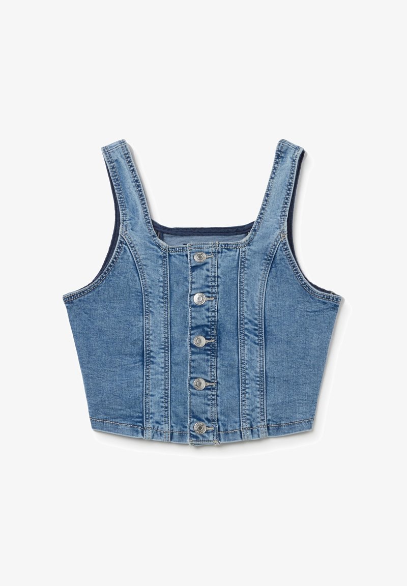 Top corto in denim con spalline larghe, cinque bottoni metallici frontali e un lavaggio azzurro chiaro. Presenta cuciture per una struttura definita.