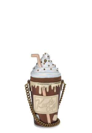 Bruine en beige schoudertas met ketting, gevormd als een koffiekopje met slagroom, gouden studs, een rietje en een label met "Kurt’s Café".