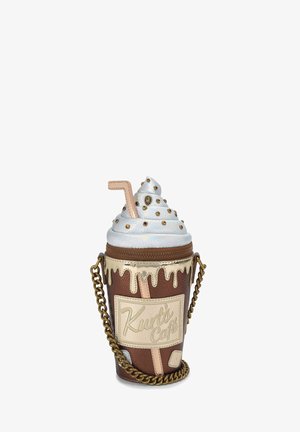 Bruine en beige schoudertas met ketting, gevormd als een koffiekopje met slagroom, gouden studs, een rietje en een label met "Kurt’s Café".