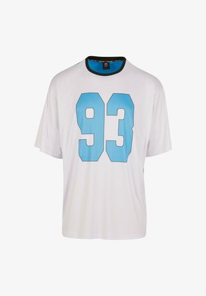 Valkoinen lyhythihainen T-paita, jossa on suuri sininen "93" graafinen painatus edessä ja erottuva musta ribbikaulus.