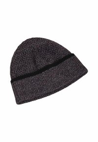 Cappello di lana grigio scuro con risvolto e una sottile striscia nera vicino al bordo, isolato su sfondo bianco.