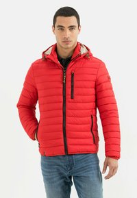 Rote Daunenjacke mit horizontalem Steppmuster, vorne mit Reißverschluss, zwei Reißverschlusstaschen und einer abnehmbaren Kapuze mit beiger Innenauskleidung.