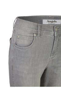 Lichtgrijze damesjeans met een slim fit ontwerp, vijf zakken en een donkere tailleband. Inclusief merketiket "Angels" op de tailleband.