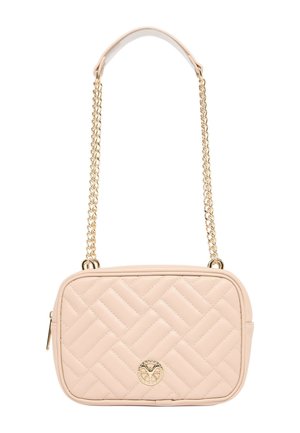 Beige, quiltet, rektangulær skuldertaske med guldkæde og rundt guldløgoemblem foran i midten.
