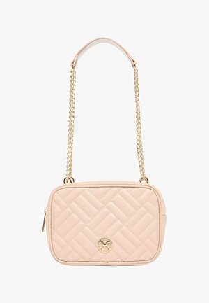 Beige, gestepptes, rechteckiges Umhängetäschchen mit goldenem Kettenriemen und rundem goldfarbenem Logoemblem in der Mitte der Vorderseite.