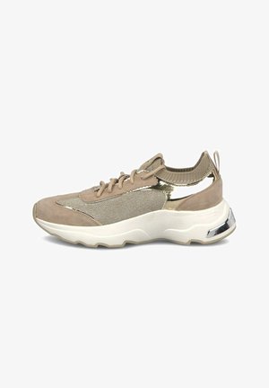 Beige en metallic gouden lage sneaker met gebreide enkelsluiting, veters aan de voorkant, dikke witte zool en zilveren hielaccent.