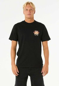 Zwarte katoenen t-shirt met korte mouwen, voorzien van een kleurrijk grafisch logo op de linkerborst. Standaard ronde hals ontwerp.