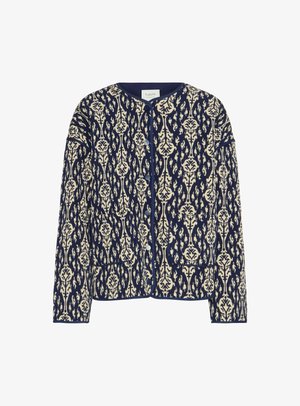 Veste à motifs bleu marine et crème avec un col arrondi, fermeture à boutons et deux poches avant ; tissu texturé avec des motifs floraux partout.