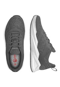 Graue Sportschuhe mit einem Mesh-Obermaterial, strukturierten Akzenten und einer weißen Sohle. Ausgestattet mit Schnürsenkeln, einem Logo im Inneren und einem runden Zehenbereich.
