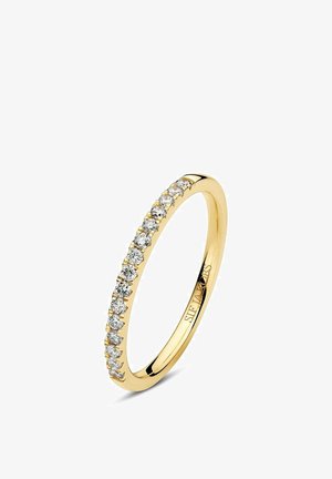 Guld ring med små runde diamanter sat langs den øverste halvdel af båndet, graveret med "SHEILA KORS" indeni.