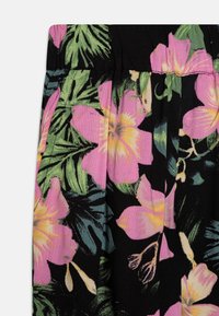 Tyger med blommönster som på en svart bakgrund har rosa och gula blommor, med gröna bladdetaljer och en texturerad yta.