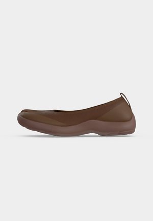 Scarpa marrone slip-on con design a punta divisa, tomaia in tessuto lavorato a maglia e suola spessa in gomma, mostrata di profilo su sfondo bianco.