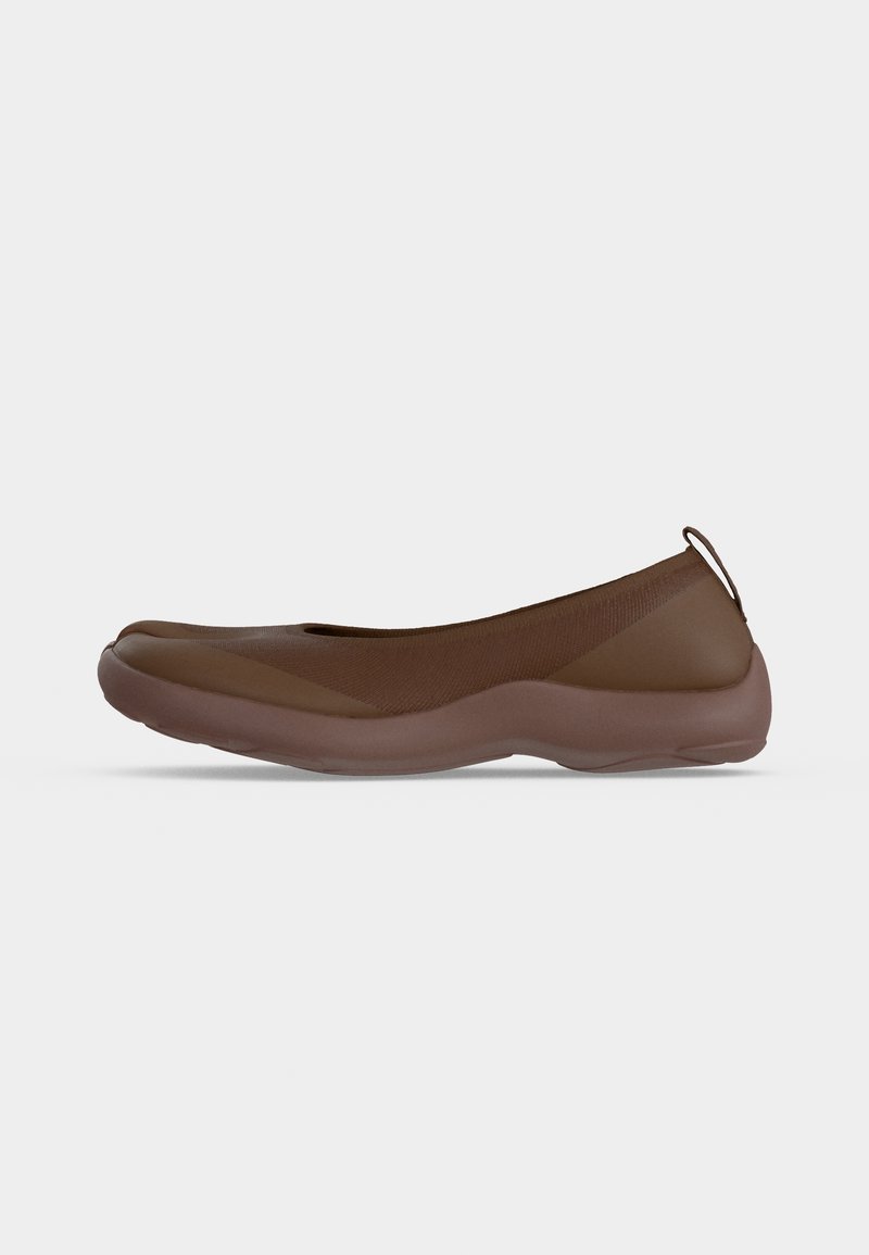 Καφέ παπούτσι slip-on με σχεδιασμό διαχωρισμένου δακτύλου, επάνω μέρος από πλεκτό ύφασμα και παχιά λαστιχένια σόλα, εμφανιζόμενο σε πλευρικό προφίλ σε λευκό φόντο.