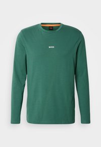 Grünes Langarm-T-Shirt aus Baumwolle. Mit Rundhalsausschnitt und kleinem weißen „BOSS“-Logo auf der Brust. Glatte Textur.