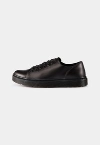 Sneakers en cuir noir avec bout rond, semelle en caoutchouc texturée et six œillets. Surface supérieure lisse avec des détails de couture minimaux.