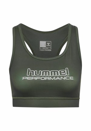 Groene sportbeha van soepel, rekbaar materiaal. Heeft een ronde halslijn, racerback-design en grote witte tekst "hummel PERFORMANCE".