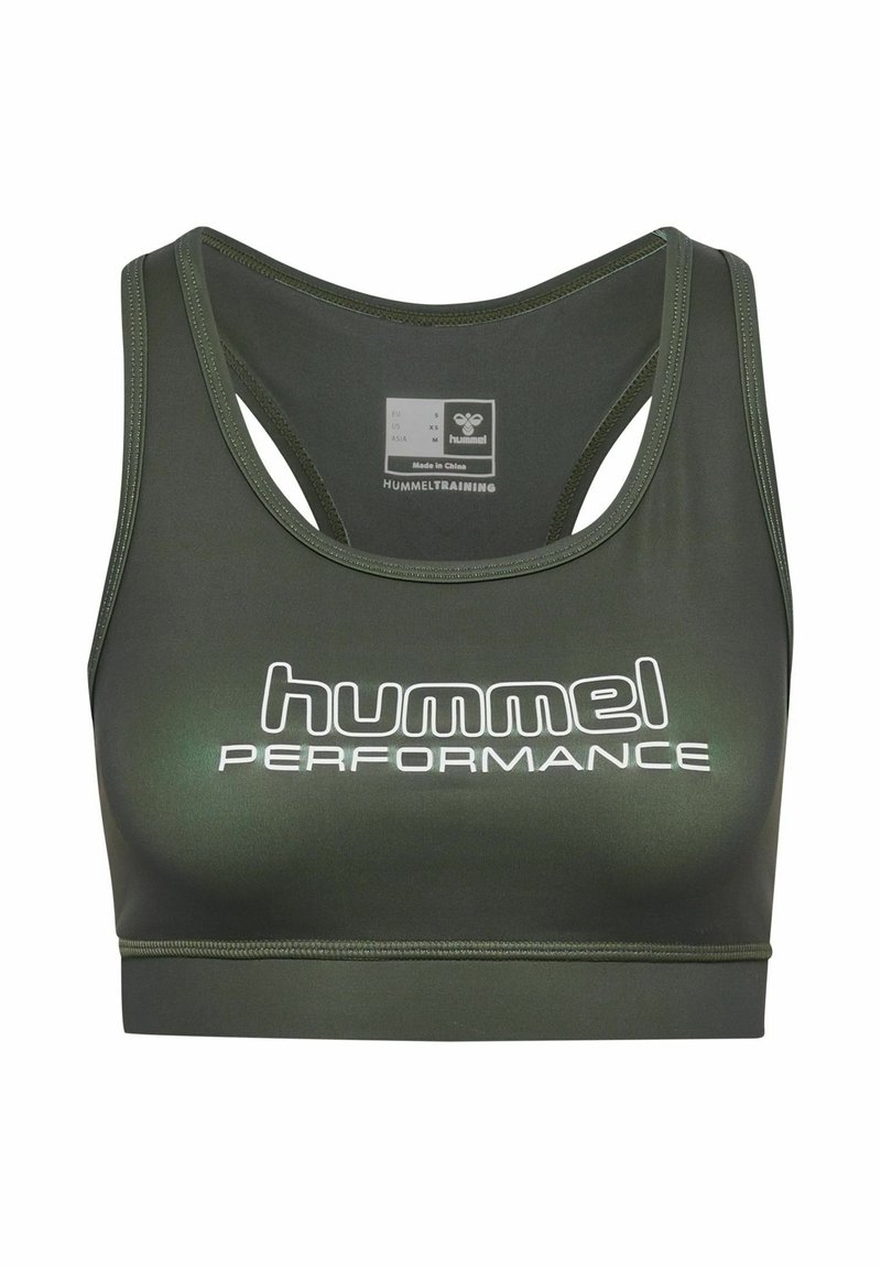 Sostenedor deportivo verde hecho de una tela suave y elástica. Presenta un cuello redondeado, diseño de espalda de corredor y gran texto blanco "hummel PERFORMANCE".