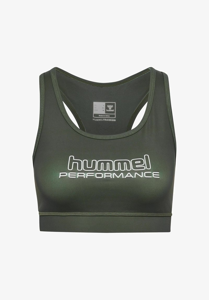 Sostenedor deportivo verde hecho de una tela suave y elástica. Presenta un cuello redondeado, diseño de espalda de corredor y gran texto blanco "hummel PERFORMANCE".