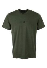 Camiseta de algodón color verde oliva con cuello redondo, mangas cortas y un logo negro de "FRED PERRY" sobre un diseño de laurel en el pecho.