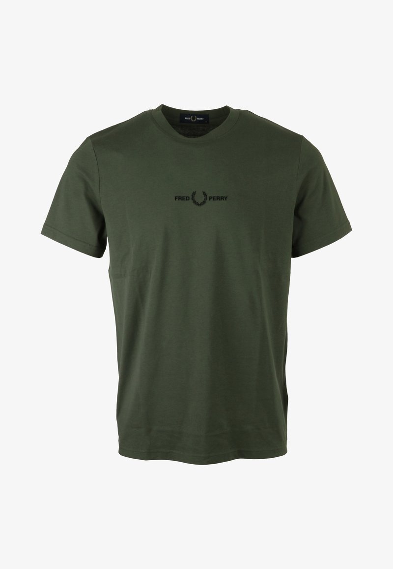 Olijfgroen katoenen T-shirt met een ronde hals, korte mouwen en een zwart "FRED PERRY" logo boven een laurierontwerp op de borst.