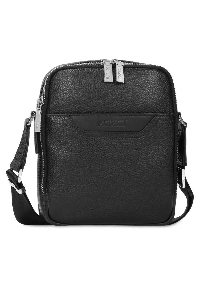 Borsa a tracolla in pelle nera con texture a granulato, dotata di chiusura superiore con zip, tracolla regolabile e un discreto logo sulla parte anteriore.