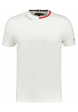 Weißes Baumwoll-T-Shirt mit Rundhalsausschnitt, ausgestattet mit einem roten und blauen Akzent am Kragen und einem schwarzen Logo an der Schulter.