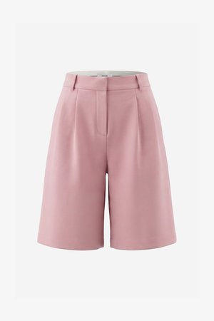 Shorts roses taille haute ajustés avec passants de ceinture, plis avant et fermeture dissimulée, présentés sur un fond uni.